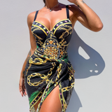 Aitana - maillot une pièce noir à motifs dorés et verts avec paréo noué, vue de face